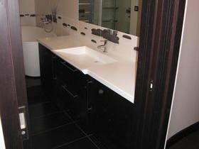 фото мебели для ванной комнаты зебрано