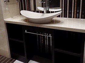 мебель для ванной с фасадами венге и дизайнерской раковиной