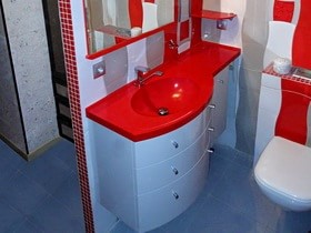 радиусная мебель для ванной комнаты с красной столешницей