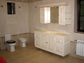 итальянская мебель для ванной комнаты на заказ бела с патиной
