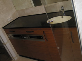 шпонированная мебель для ванной со встроенной стиралкой