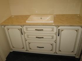 классическая мебель для ванной с белыми фасадами с патинированием