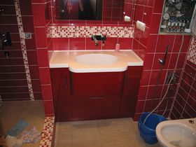 фото мебели для ванной комнаты красный глянец