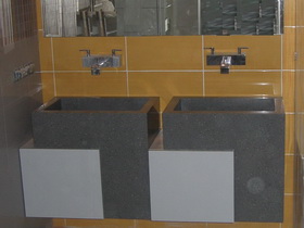 фото мебели для ванной комнаты 2 кубические раковины